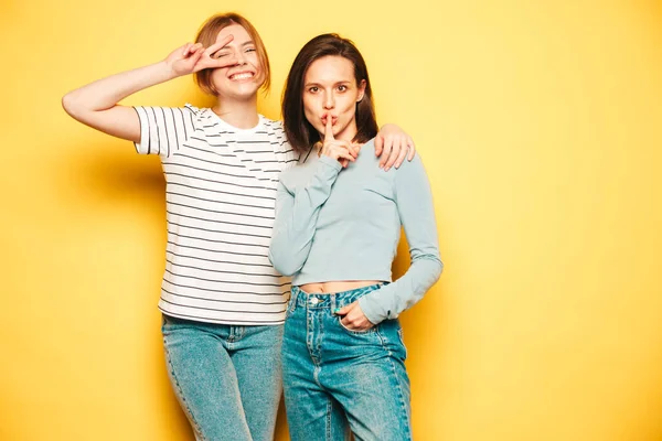 Dois Jovens Bonito Sorriso Hipster Fêmea Moda Verão Branco Shirt — Fotografia de Stock