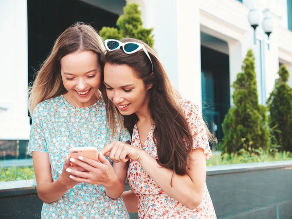 Zwei Junge Schöne Lächelnde Hipsterinnen Trendigen Sommerkleidern Sexy Unbeschwerte Frauen — Stockfoto