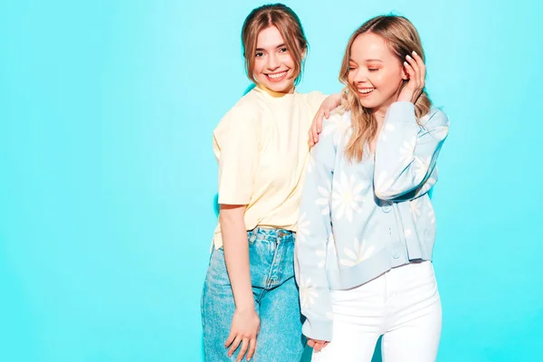 Deux Jeunes Belles Blondes Souriantes Hipster Femelle Vêtements Été Mode — Photo