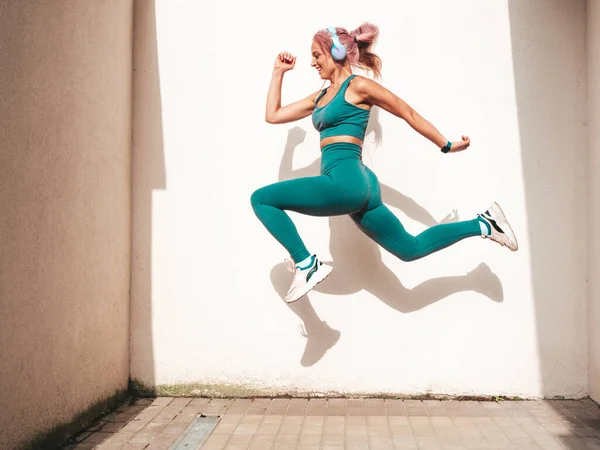 Mulher Sorridente Fitness Roupas Esportivas Verdes Com Cabelo Rosa Jovem — Fotografia de Stock