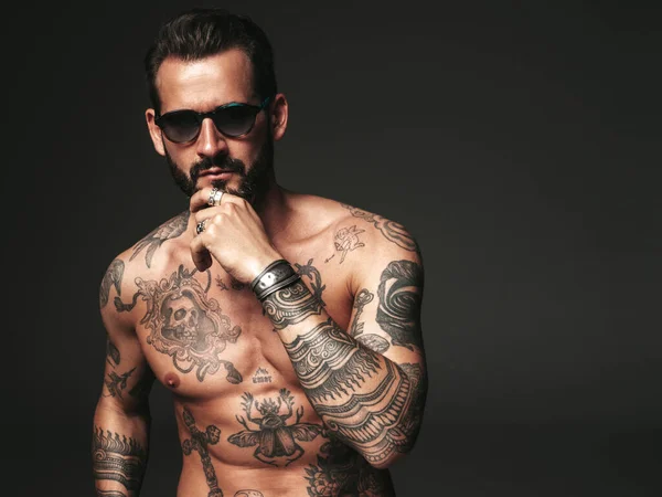 Retrato Guapo Confiado Modelo Hipster Lambersexual Con Estilo Hombre Moderno — Foto de Stock