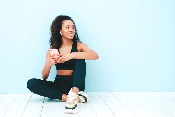 Fitness Sorrindo Mulher Negra Roupas Esportivas Com Cabelos Afro Cachos — Fotografia de Stock