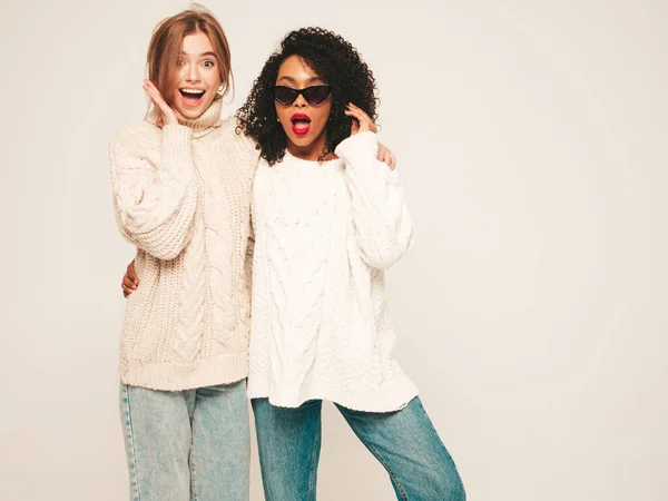 Deux Jeunes Belles Hipsters Internationales Souriantes Portant Des Pulls Chauds — Photo