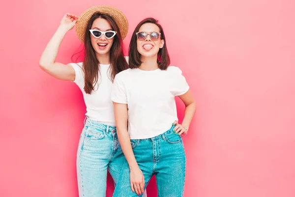 Zwei Junge Schöne Lächelnde Hipsterinnen Trendigen Sommerweißen Shirts Und Jeanskleidern — Stockfoto