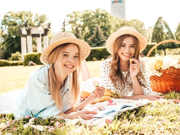Två Unga Vackra Leende Hona Trendig Sommar Solklänning Och Hatt — Stockfoto