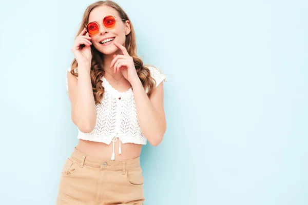 Jonge Mooie Glimlachende Vrouw Trendy Zomerse Hipster Pak Kleding Sexy — Stockfoto