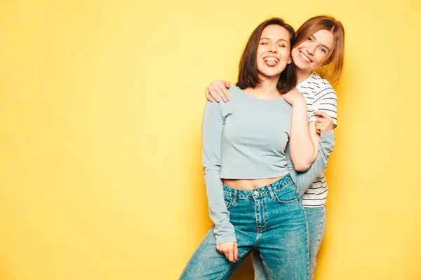 Dos Jóvenes Hermosas Hembras Hipster Sonrientes Moda Verano Camiseta Blanca —  Fotos de Stock