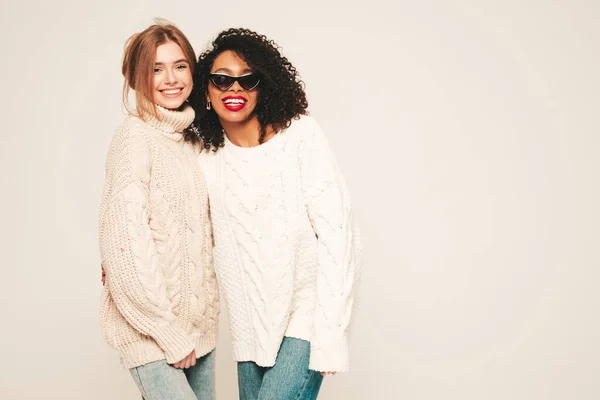 Dwie Młode Piękne Uśmiechnięte Międzynarodowe Hipsterki Ciepłych Zimowych Swetrach Sexy — Zdjęcie stockowe