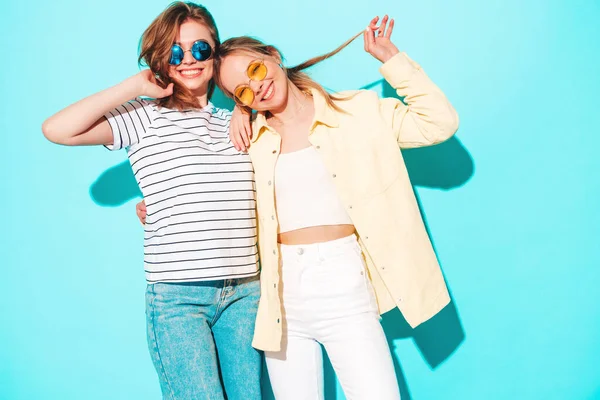 Duas Jovens Linda Loira Sorridente Hipster Fêmea Roupas Verão Moda — Fotografia de Stock