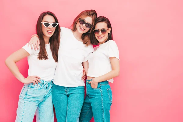 Tři Mladé Krásné Usmívající Hipster Fena Módní Stejné Letní Bílé — Stock fotografie