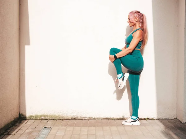 Fitness Lächelnde Frau Grüner Sportkleidung Mit Rosa Haaren Junge Schöne — Stockfoto