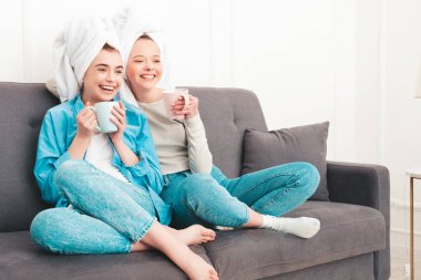 İki güzel, güzel, gülümseyen kadın. Lüks bir dairede yatakta oturan kaygısız mankenler. Evde havlularla kafalarına güzellik tedavisi yapıyorlar. Çay ya da kahve içmek, elinde bardak tutmak.