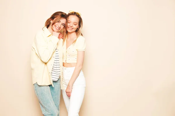 Zwei Junge Schöne Blonde Lächelnde Hipsterinnen Trendiger Sommerkleidung Sexy Unbeschwerte — Stockfoto