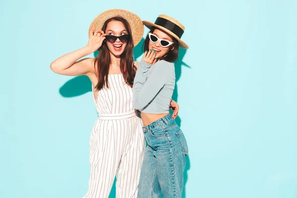 Zwei Junge Schöne Lächelnde Hipsterinnen Trendigen Sommerweißen Shirts Und Jeanskleidern — Stockfoto