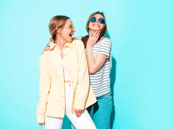 Dvě Mladé Krásné Blond Usměvavé Hipsterky Módních Letních Šatech Sexy — Stock fotografie