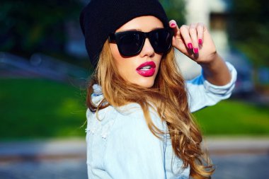 bez gözlüklü siyah şapkalı sokakta açık havada yüksek moda look.glamor yaşam tarzı sarışın kadın kız modeli rahat kot şort