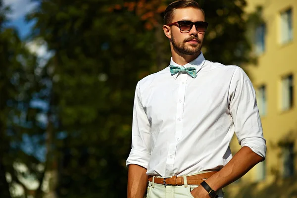 Jeune homme élégant sexy beau modèle dans le style de vie de tissu décontracté dans la rue dans les lunettes — Photo