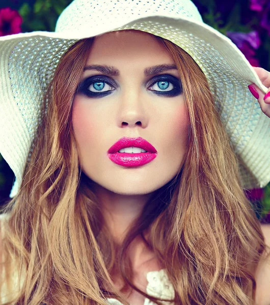 Vysoké módy look.glamor detailní portrét krásné sexy elegantní Mladá blondýnka model s světlý make-up a růžové rty s perfektní čistá kůže v hat blízko letní květiny — Stock fotografie