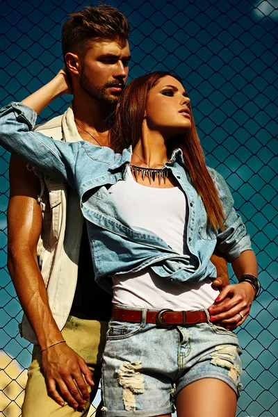 güzel seksi şık sarışın genç kadın modeli ile parlak bir makyaj ve pembe dudakları şapkalı yaz çiçek yakınındaki mükemmel temiz cilt ile yüksek moda look.glamor portre portre