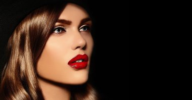 güzel seksi şık beyaz genç kadın modeli ile mükemmel temiz deri pembe dudakları ile parlak makyaj moda look.glamor closeup portresi