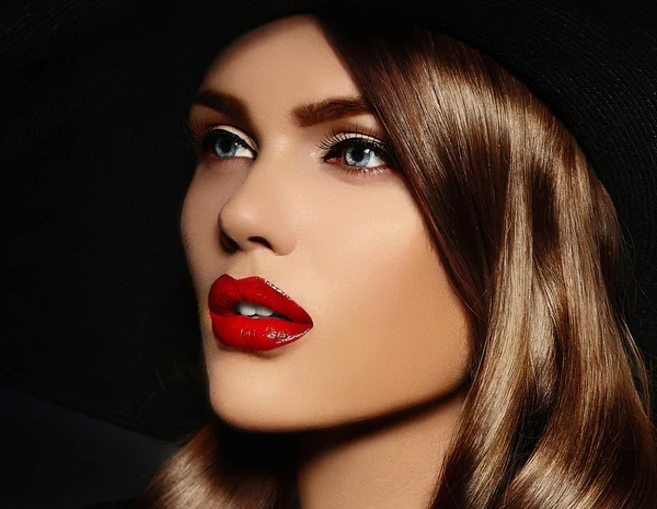 Alta moda look.glamor primer plano retrato de hermosa sexy elegante modelo de mujer joven caucásica con maquillaje brillante, con labios rosados, con la piel limpia perfecta —  Fotos de Stock