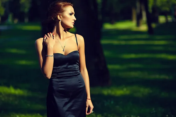 High fashion look.glamor portrait de belle jeune femme blanche sexy modèle élégant en robe noire avec des lèvres roses, maquillage lumineux, avec une peau propre bains de soleil parfait — Photo