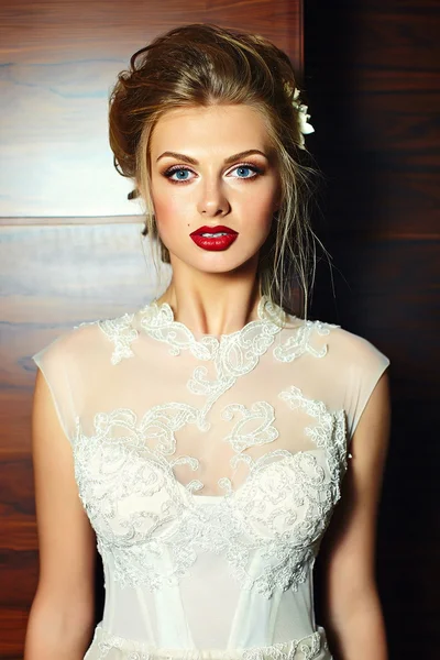 Alta moda look.glamour primo piano ritratto di bella sexy elegante bionda sposa giovane donna modello con trucco luminoso, con le labbra rosse, con perfetta pelle pulita in abito da sposa — Foto Stock