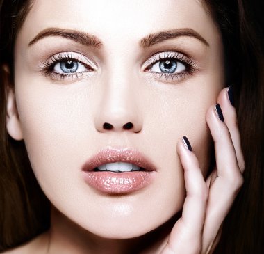 Yüksek moda görünüşlü. Cazibeli yakın plan güzel beyaz kadın modelinin kusursuz cilt makyajlı güzel portresi.
