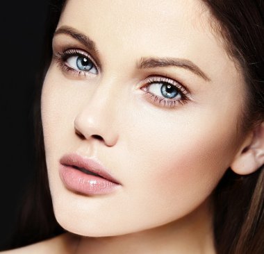 Yüksek moda görünüşlü. Cazibeli yakın plan güzel beyaz kadın modelinin kusursuz cilt makyajlı güzel portresi.