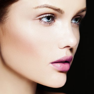 Yüksek moda görünüşlü. Cazibeli yakın plan güzel beyaz kadın modelinin kusursuz cilt makyajlı güzel portresi.