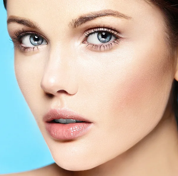 Alta moda look.glamor primer plano retrato de belleza del hermoso modelo de mujer joven caucásica con maquillaje desnudo con piel limpia perfecta — Foto de Stock