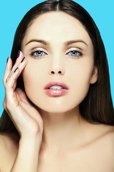 Alta moda look.glamor primer plano retrato de belleza del hermoso modelo de mujer joven caucásica con maquillaje desnudo con piel limpia perfecta — Foto de Stock