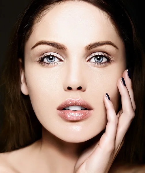 Alta moda look.glamor primer plano retrato de belleza del hermoso modelo de mujer joven caucásica con maquillaje desnudo con piel limpia perfecta —  Fotos de Stock