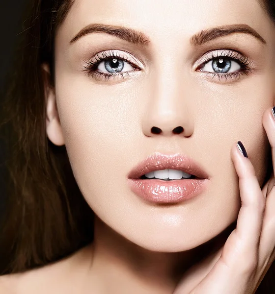 Alta moda look.glamor primer plano retrato de belleza del hermoso modelo de mujer joven caucásica con maquillaje desnudo con piel limpia perfecta —  Fotos de Stock