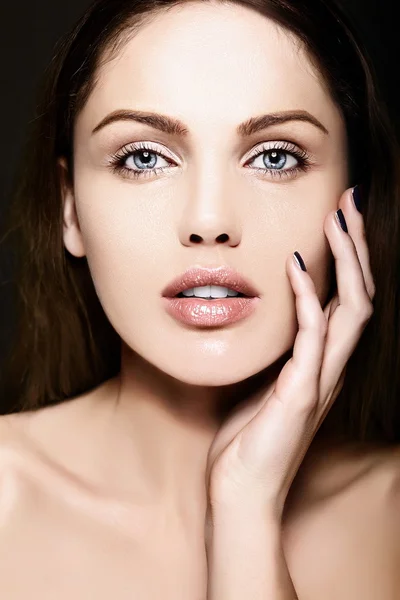 Alta moda look.glamor primer plano retrato de belleza del hermoso modelo de mujer joven caucásica con maquillaje desnudo con piel limpia perfecta —  Fotos de Stock