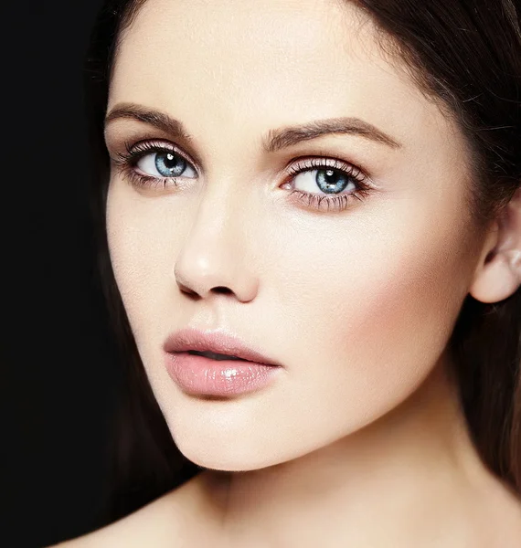 Alta moda look.glamor primer plano retrato de belleza del hermoso modelo de mujer joven caucásica con maquillaje desnudo con piel limpia perfecta —  Fotos de Stock