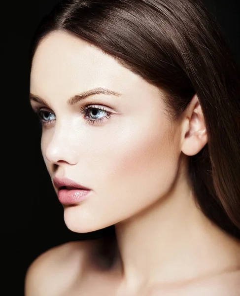 Alta moda look.glamor primer plano retrato de belleza del hermoso modelo de mujer joven caucásica con maquillaje desnudo con piel limpia perfecta — Foto de Stock