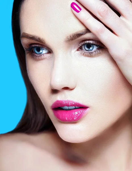 Alta moda look.glamor primer plano retrato de belleza del hermoso modelo de mujer joven caucásica con maquillaje desnudo con piel limpia perfecta — Foto de Stock