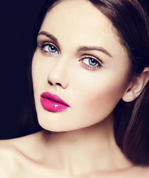 Alta moda look.glamor primer plano retrato de belleza del hermoso modelo de mujer joven caucásica con maquillaje desnudo con piel limpia perfecta — Foto de Stock