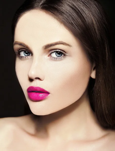 Alta moda look.glamor primer plano retrato de belleza del hermoso modelo de mujer joven caucásica con maquillaje desnudo con piel limpia perfecta — Foto de Stock