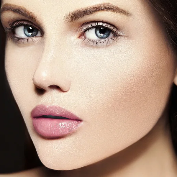 Alta moda look.glamor primer plano retrato de belleza del hermoso modelo de mujer joven caucásica con maquillaje desnudo con piel limpia perfecta —  Fotos de Stock