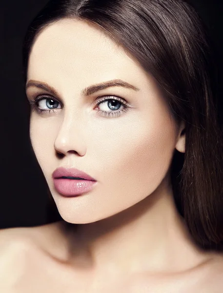 Alta moda look.glamor primer plano retrato de belleza del hermoso modelo de mujer joven caucásica con maquillaje desnudo con piel limpia perfecta —  Fotos de Stock