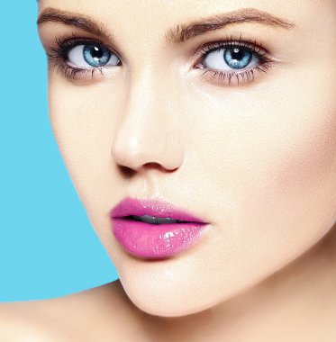 Yüksek moda görünüşlü. Cazibeli yakın plan güzel beyaz kadın modelinin kusursuz cilt makyajlı güzel portresi.