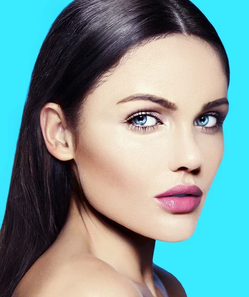 Alta moda look.glamor primer plano retrato de belleza del hermoso modelo de mujer joven caucásica con maquillaje desnudo con piel limpia perfecta — Foto de Stock