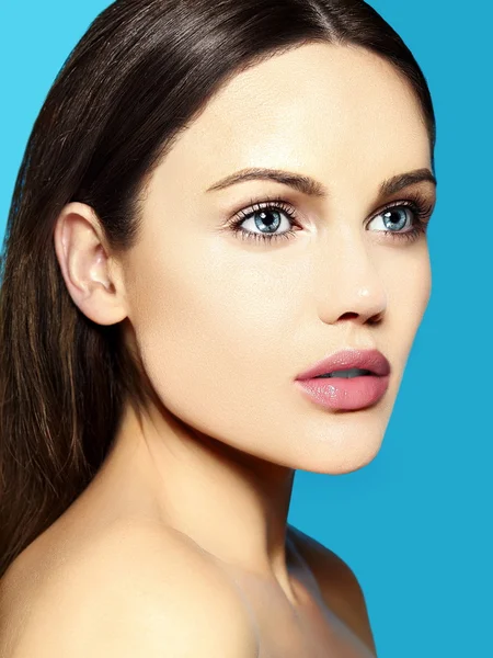 Alta moda look.glamor primer plano retrato de belleza del hermoso modelo de mujer joven caucásica con maquillaje desnudo con piel limpia perfecta — Foto de Stock