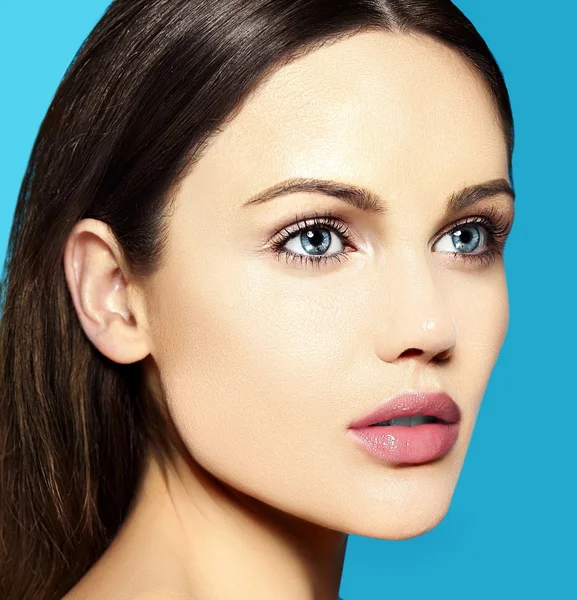 Alta moda look.glamor primer plano retrato de belleza del hermoso modelo de mujer joven caucásica con maquillaje desnudo con piel limpia perfecta — Foto de Stock