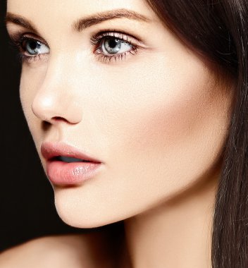 Yüksek moda look.glamor closeup güzel beyaz genç kadın model mükemmel temiz cilt ile hiç makyaj ile Güzellik Portresi