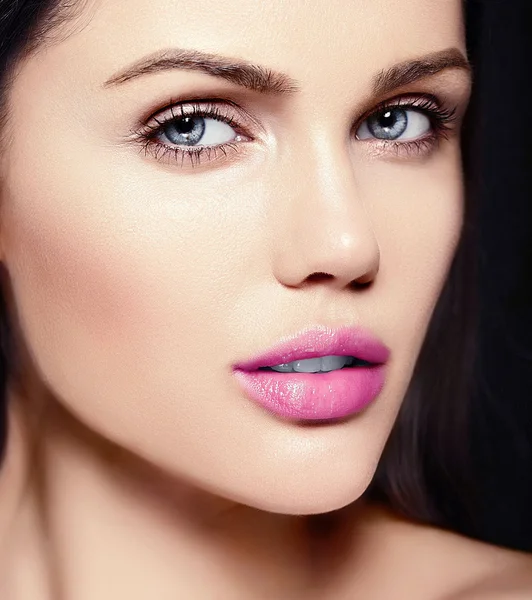 Alta moda look.glamor primer plano retrato de belleza del hermoso modelo de mujer joven caucásica sin maquillaje con la piel limpia perfecta — Foto de Stock