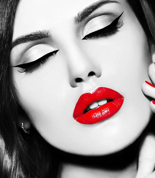 High fashion look.glamour Nahaufnahme Schönheit Porträt der schönen kaukasischen junge Frau Modell mit hellem Make-up mit perfekt sauberer Haut mit bunten roten Lippen — Stockfoto