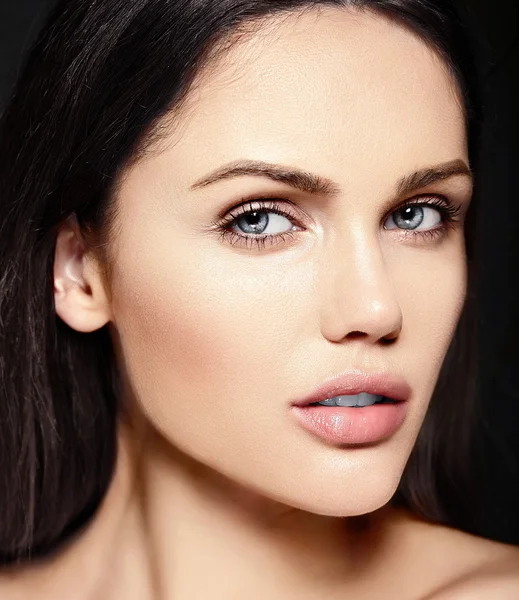 High fashion look.glamor close-up schoonheid portret van prachtige Kaukasische jonge vrouw model zonder make-up met perfecte schone huid — Stockfoto